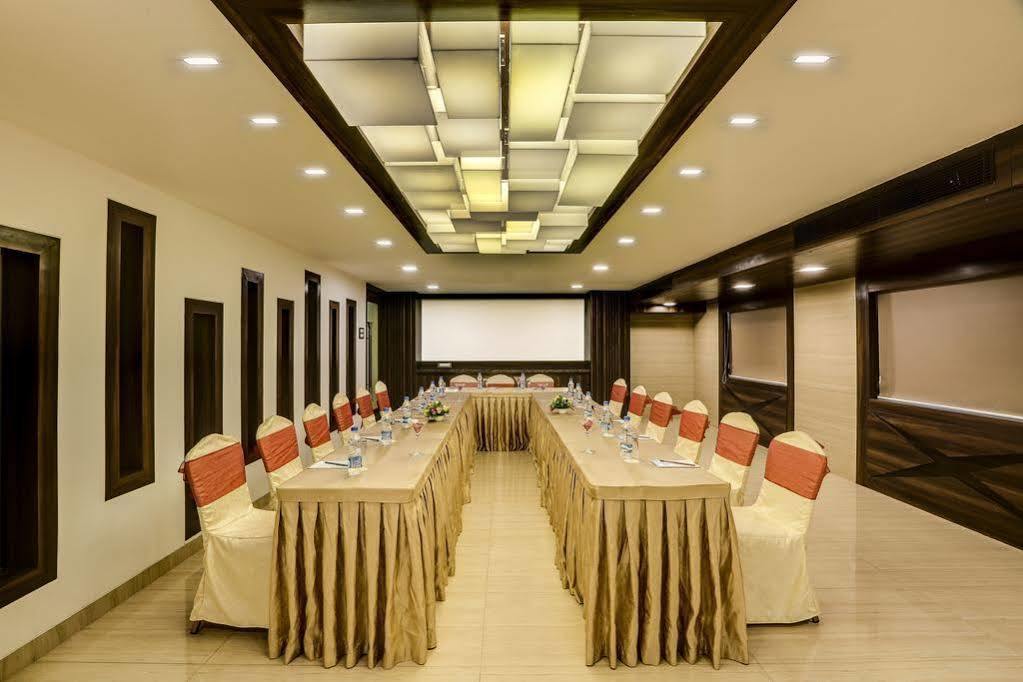 Golden Chariot Vasai Hotel Ngoại thất bức ảnh