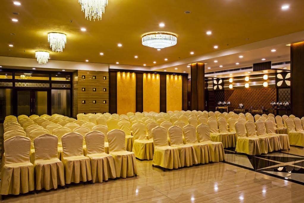 Golden Chariot Vasai Hotel Ngoại thất bức ảnh
